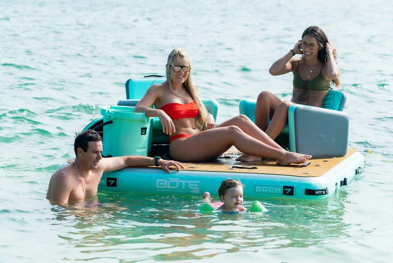 Desfrutando de um mergulho em uma plataforma no mar