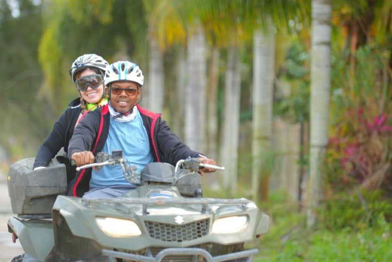 Pilotando um quadriciclo pela zona rural de Miami