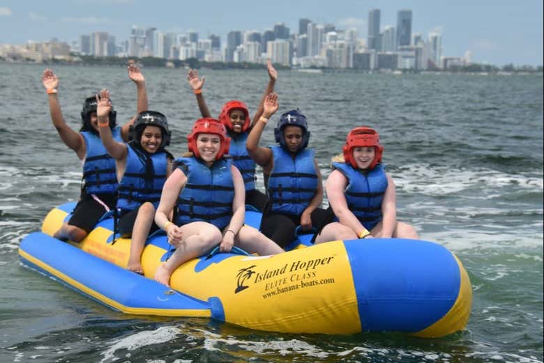 Desfrutando do passeio de banana boat por Miami