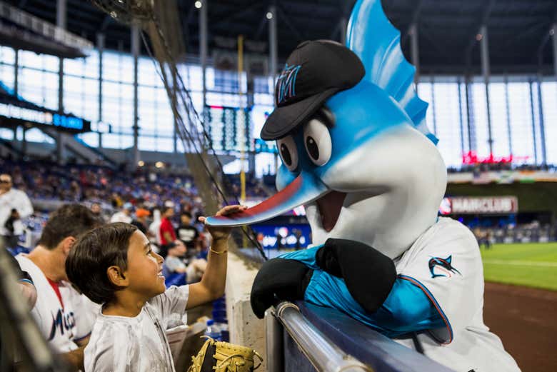 Com o mascote da equipe