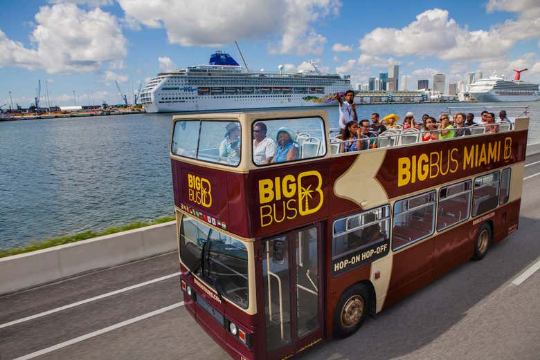 Desfrutando do ônibus turístico de Miami
