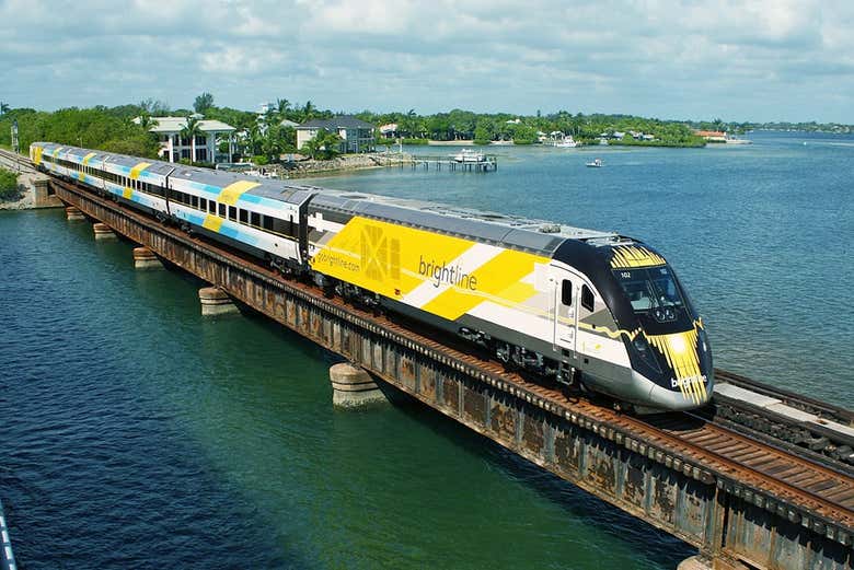 Trem de alta velocidade Brightline saindo de Miami